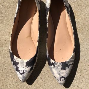 Banana Republic floral printed flat
